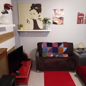 Guesthouse Familial Pour 2,3,4 Personnes De 44M2- Accessible Handic -Rez De Chaussee-Vues Sur Rue Et Patio Prive - Sejour, Chambre Separee-Cuisine,Salle De Bain,Lit Double Et Canape-Lit 2Pers-Entree De La Rue Berzelius-5 Minutes Du Metro Brochant-Lig Paris